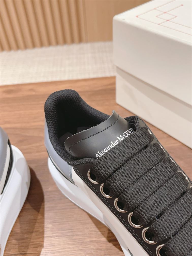 ALEXANDER MCQUEEN OVERSIZED SNEAKER IN BLACK/WHITE - ALD039