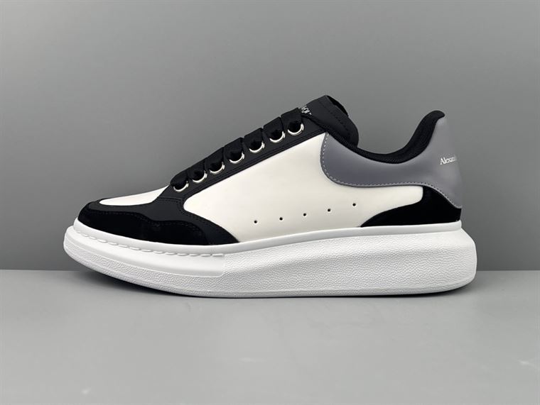 ALEXANDER MCQUEEN OVERSIZED SNEAKER IN BLACK/WHITE/GREY - ALD036