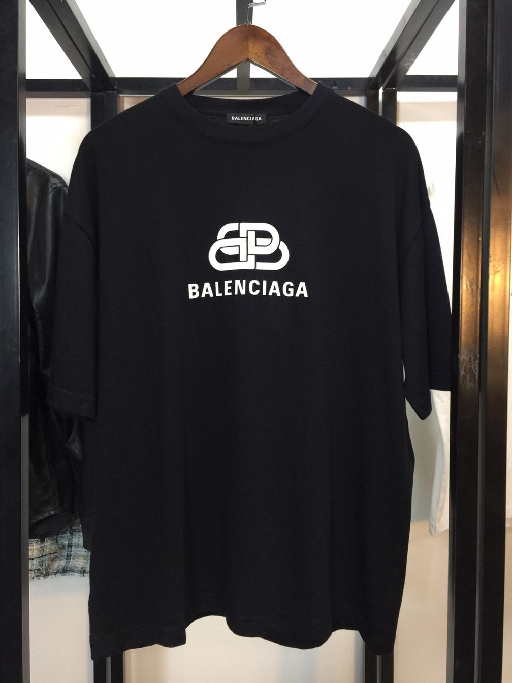 BALENCIAGA MEN'S BB PIXEL MEDIUM FIT T-SHIRT IN BLACK - BAS012
