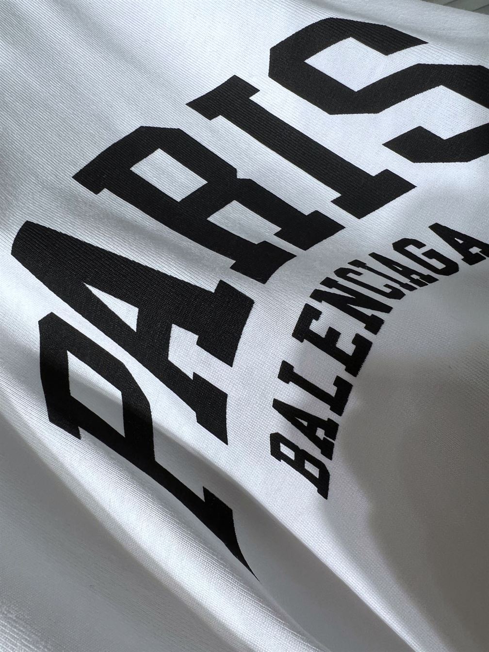 BALENCIAGA MEN'S CITIES PARIS T-SHIRT MEDIUM FIT IN WHITE - BAS008