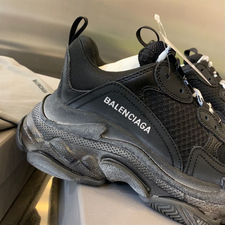 BALENCIAGA MEN'S TRIPLE S SNEAKER CLEAR SOLE IN BLACK - BLA014