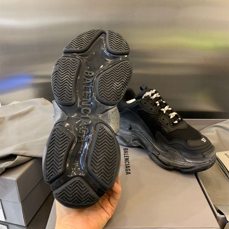 BALENCIAGA MEN'S TRIPLE S SNEAKER CLEAR SOLE IN BLACK - BLA014