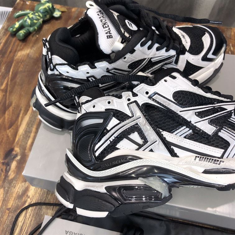 BALENCIAGA RUNNER SNEAKERS IN BLACK AND WHITE MESH AND NYLON - BLA008