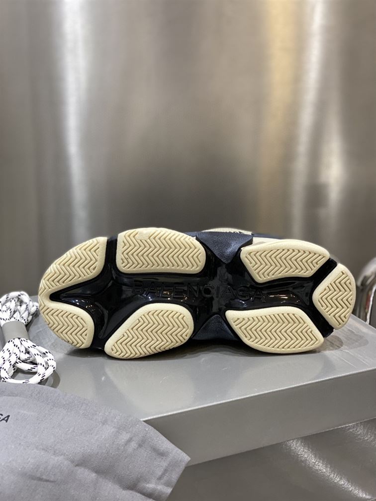 BALENCIAGA TRIPLE S SNEAKERS IN GREY AND BLACK - BLA020