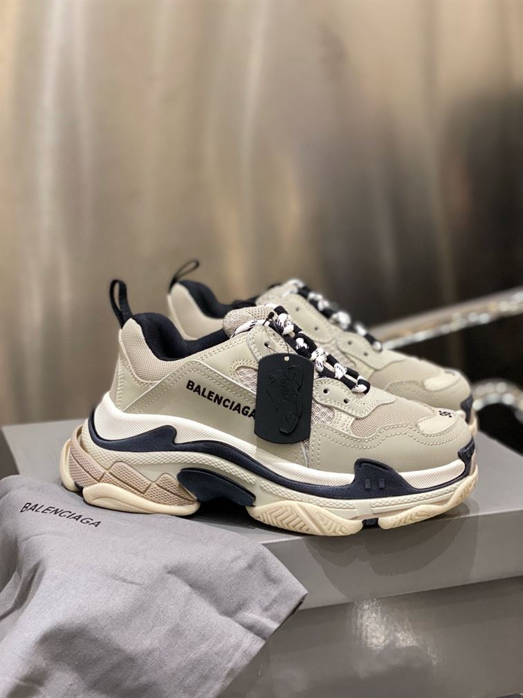 BALENCIAGA TRIPLE S SNEAKERS IN GREY AND BLACK - BLA020