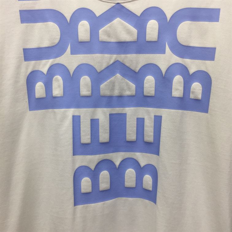 BURBERRY LOGO PRINT COTTON OVERSIZED T-SHIRT IN WHITE/BLUE - BRS005