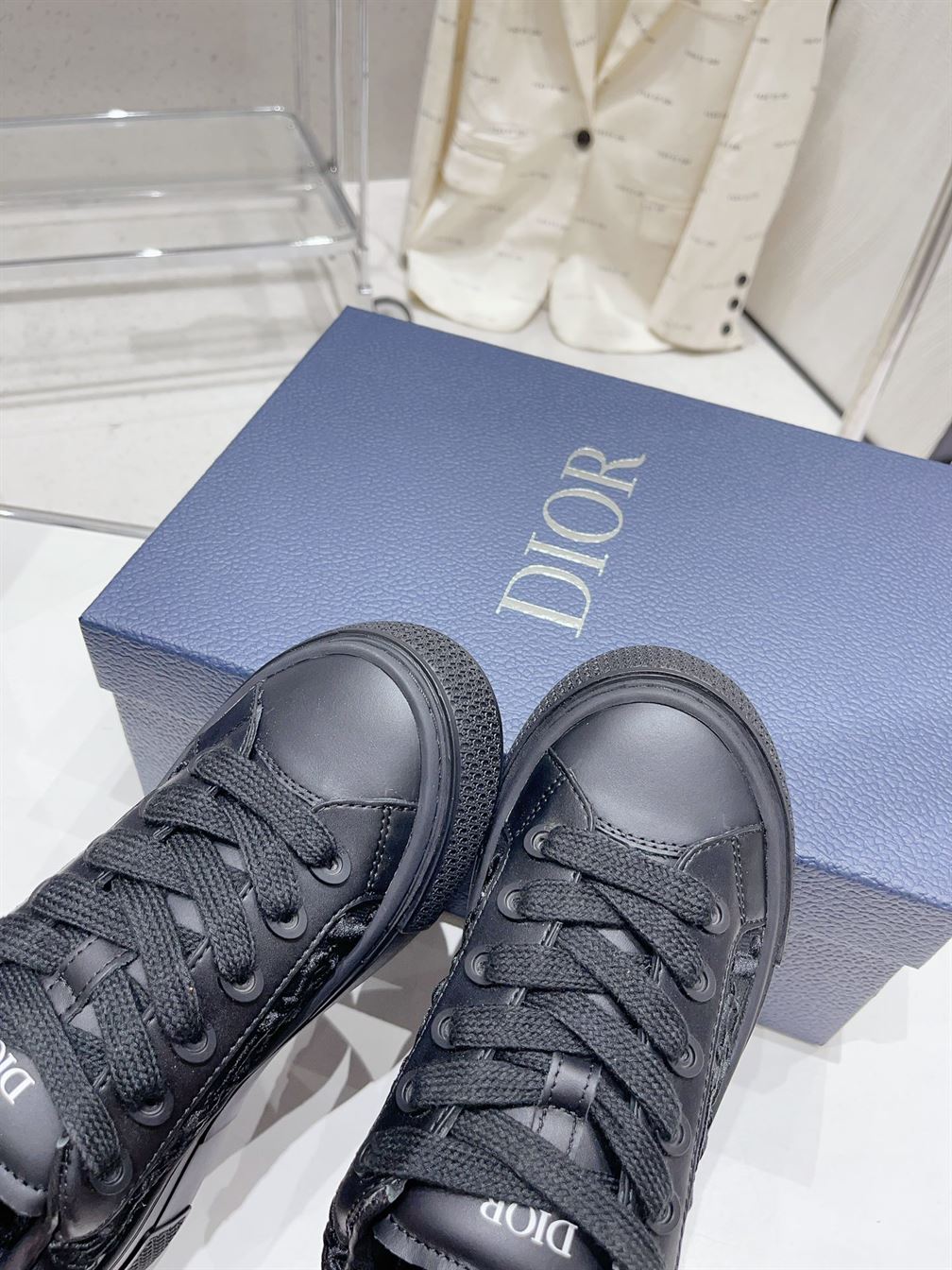 DIOR B33 SNEAKER BLACK SMOOTH CALFSKIN AND DIOR OBLIQUE RAISED EMBROIDERY - DO132