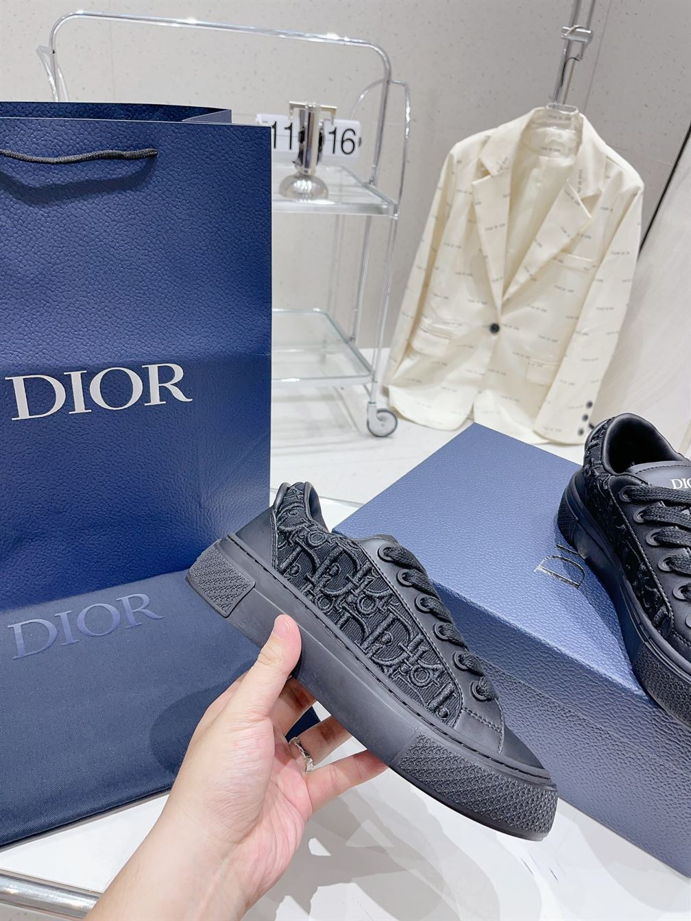 DIOR B33 SNEAKER BLACK SMOOTH CALFSKIN AND DIOR OBLIQUE RAISED EMBROIDERY - DO132