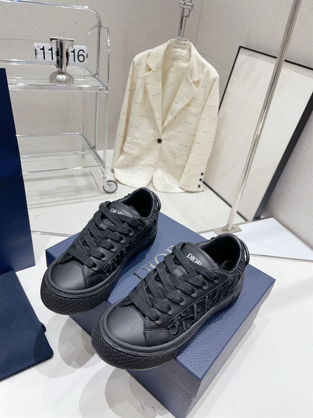DIOR B33 SNEAKER BLACK SMOOTH CALFSKIN AND DIOR OBLIQUE RAISED EMBROIDERY - DO132