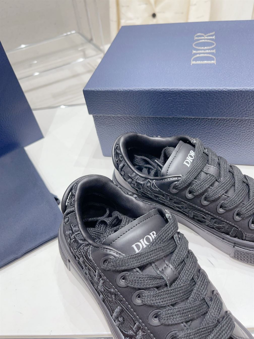 DIOR B33 SNEAKER BLACK SMOOTH CALFSKIN AND DIOR OBLIQUE RAISED EMBROIDERY - DO132