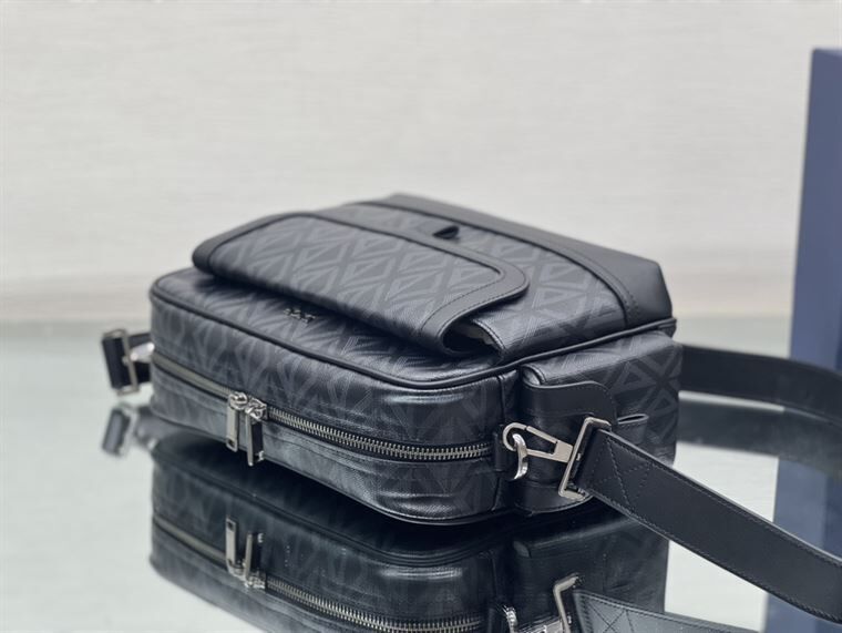 DIOR HIT THE ROAD MESSENGER BAG - DIO004