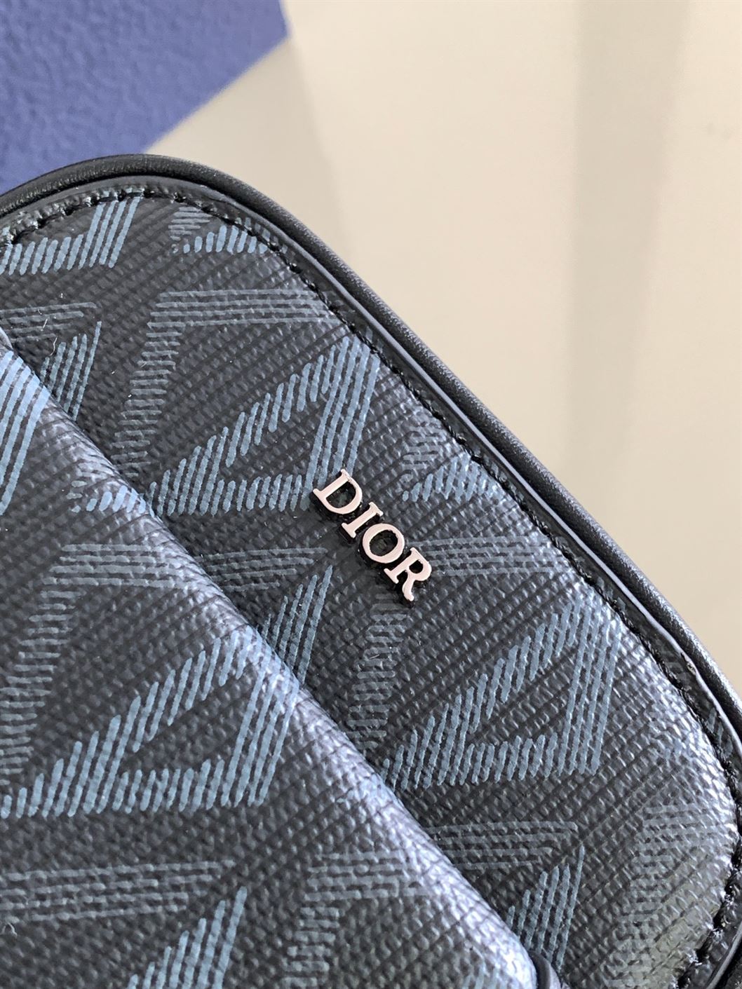 DIOR HIT THE ROAD VERTICAL POUCH - DIO047