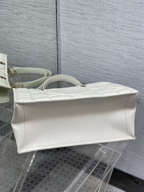 DIOR MEDIUM DIOR ESSENTIAL TOTE BAG WHITE