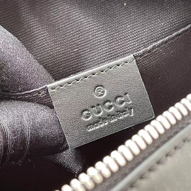 GUCCI GG SUPREME CANVAS SHOULDER BAG - BG047