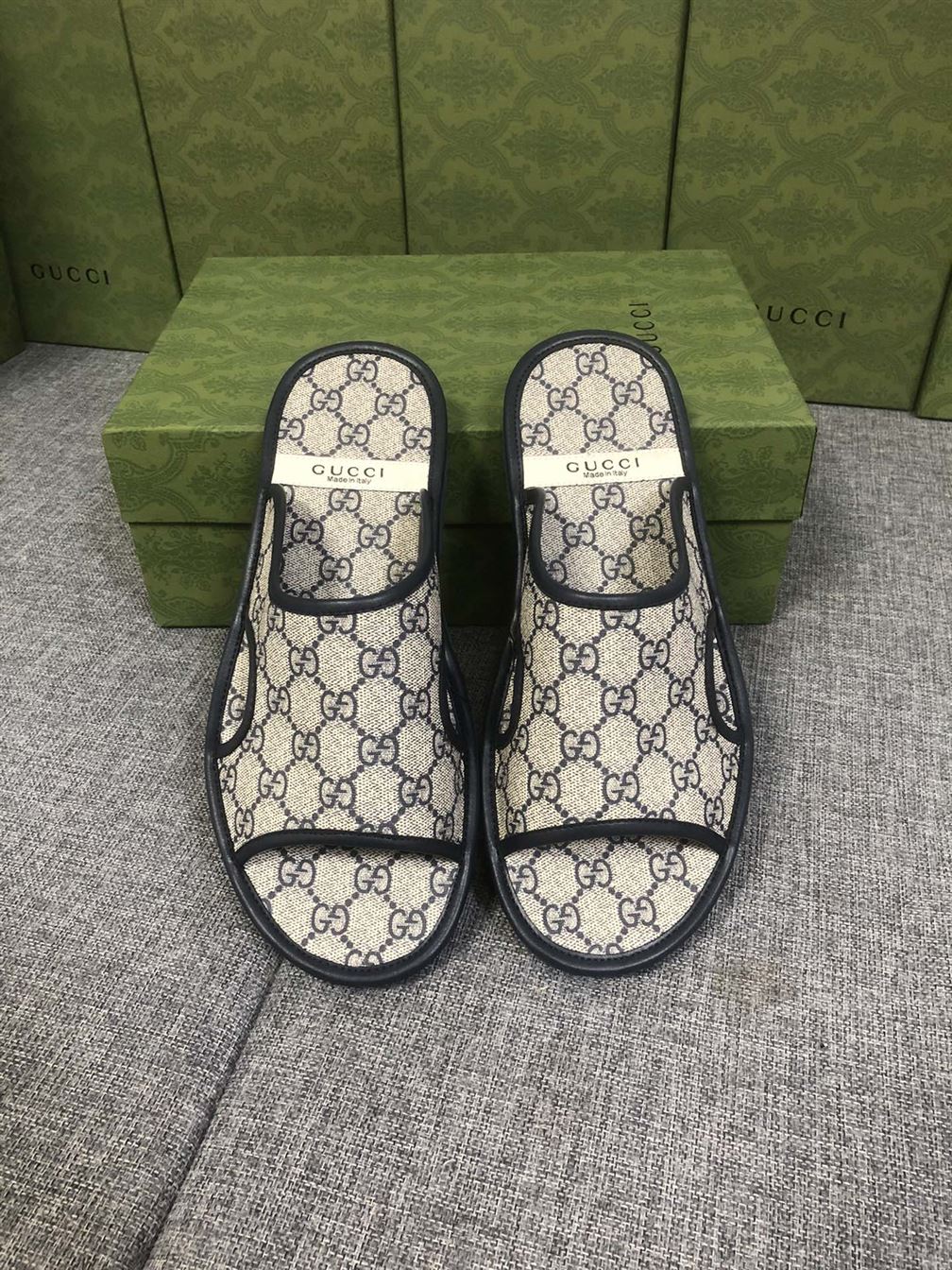 GUCCI MEN'S GG SUPREME SLIDE SANDAL - GSL034