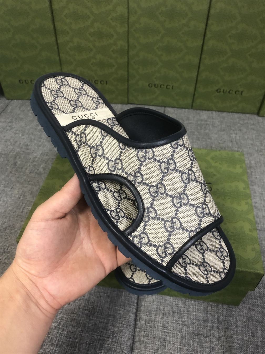 GUCCI MEN'S GG SUPREME SLIDE SANDAL - GSL034