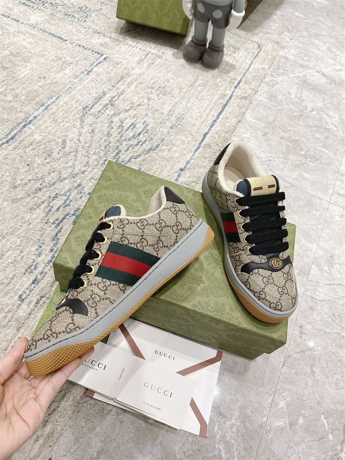 GUCCI MEN'S SCREENER SNEAKER IN BEIGE AND EBONY GG SUPREME - GCC055