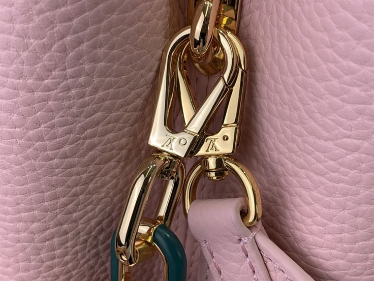 LOUIS VUITTON CAPUCINES MM Rose