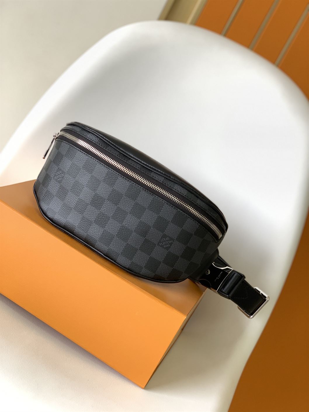 LOUIS VUITTON DISCOVERY BUMBAG DAMIER GRAPHITE - LVB065