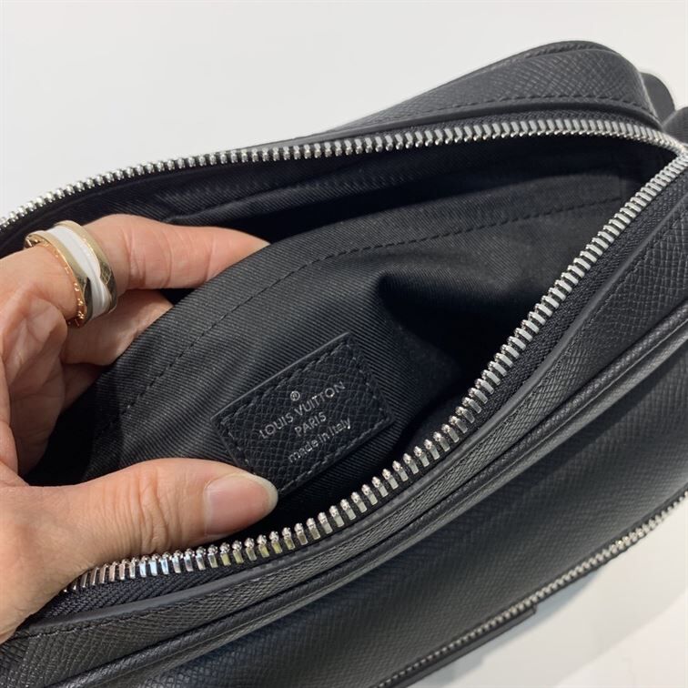 LOUIS VUITTON OUTDOOR MESSENGER - LVB018