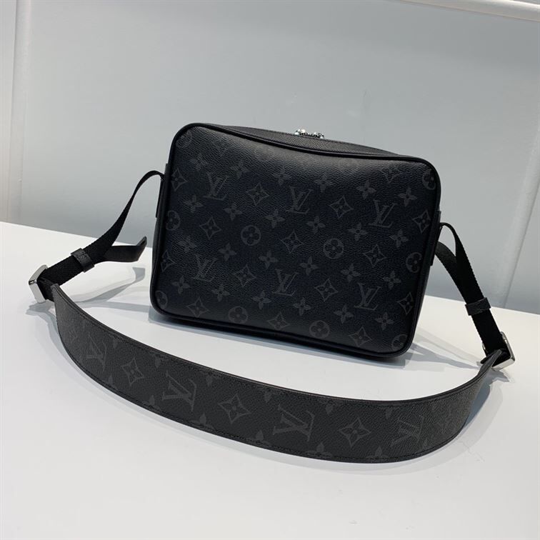 LOUIS VUITTON OUTDOOR MESSENGER - LVB018