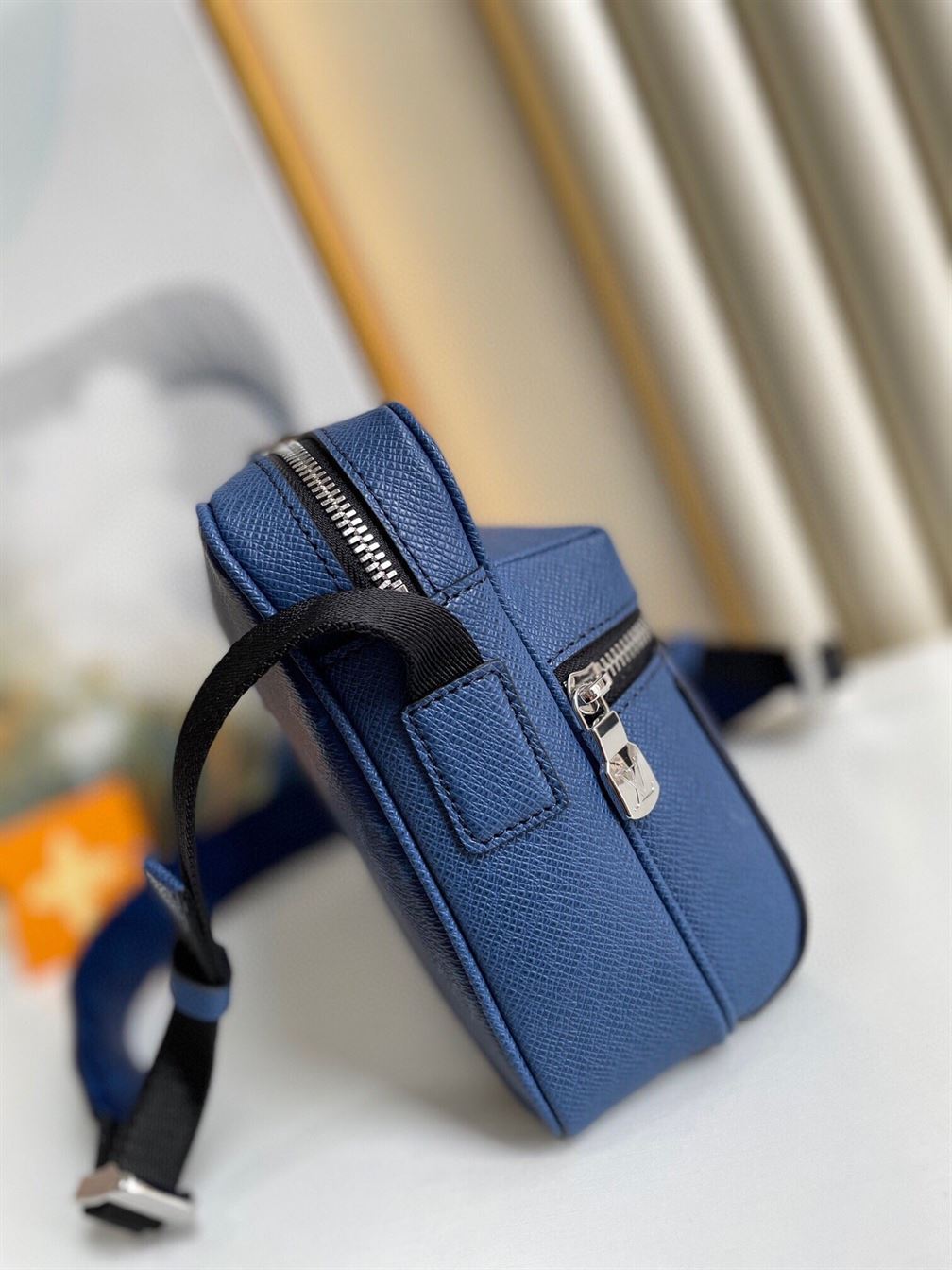 LOUIS VUITTON OUTDOOR MESSENGER - LVB019