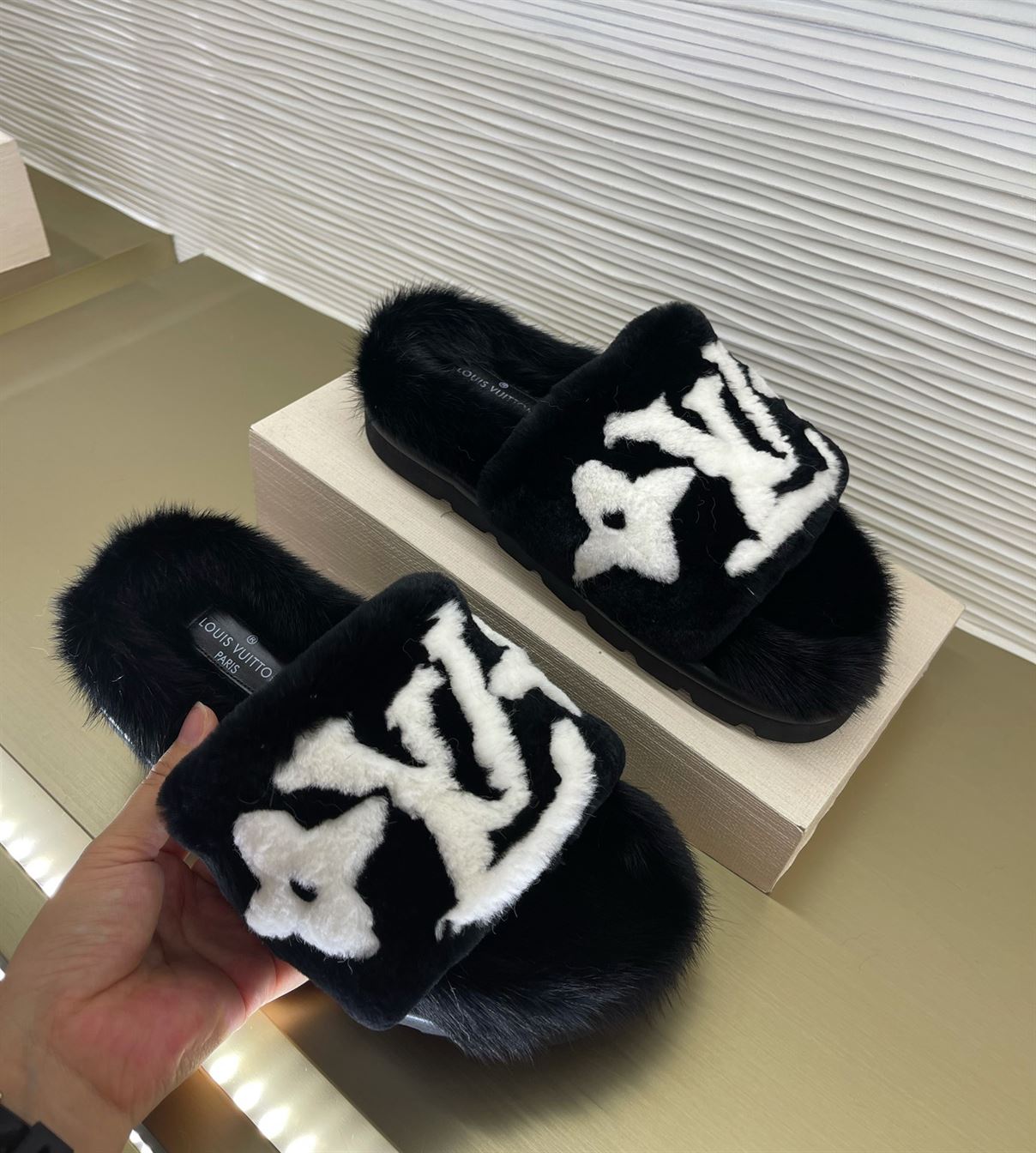 LOUIS VUITTON POOL PILLOW COMFORT MULES - LVSD053