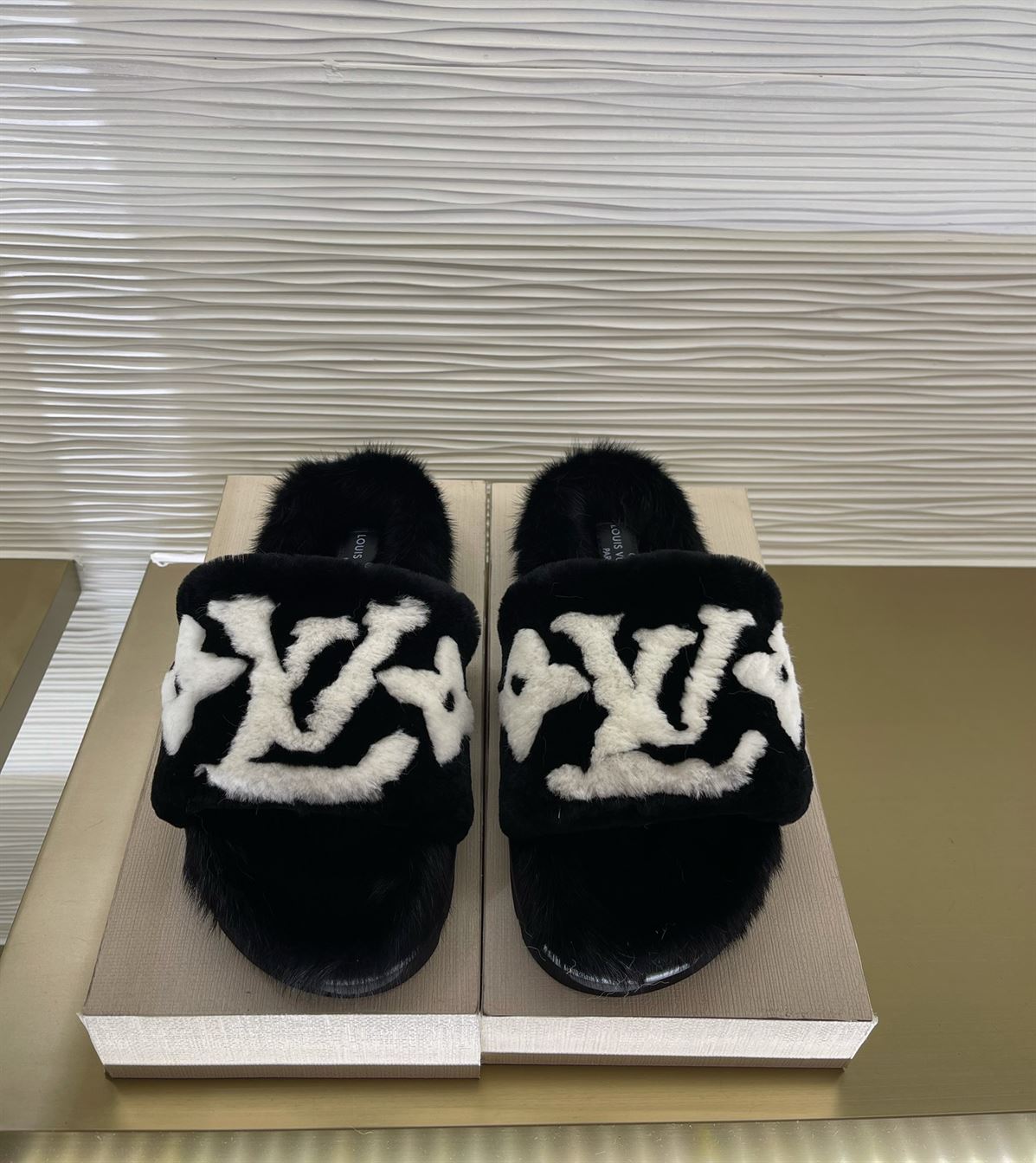 LOUIS VUITTON POOL PILLOW COMFORT MULES - LVSD053