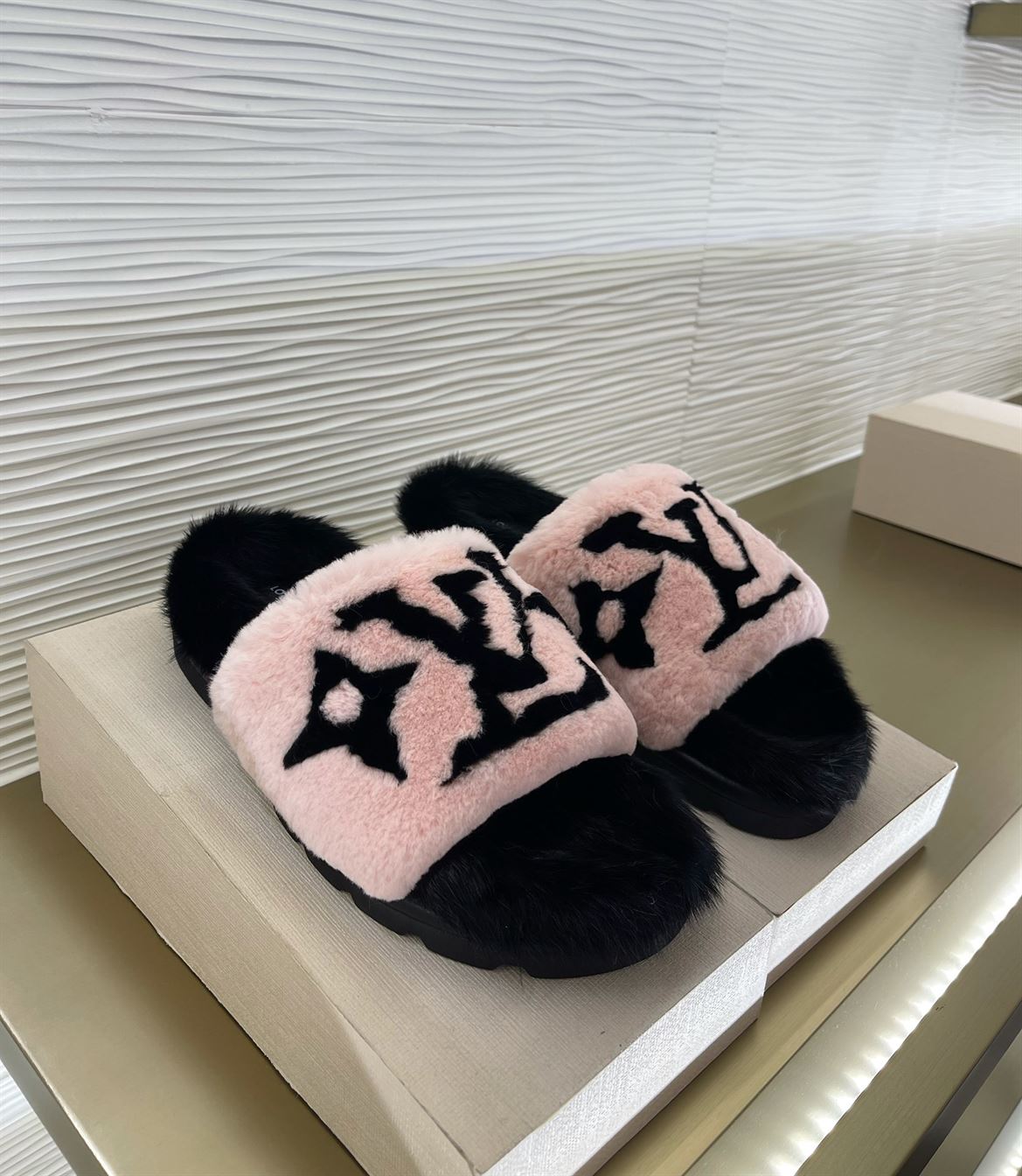 LOUIS VUITTON POOL PILLOW COMFORT MULES - LVSD054