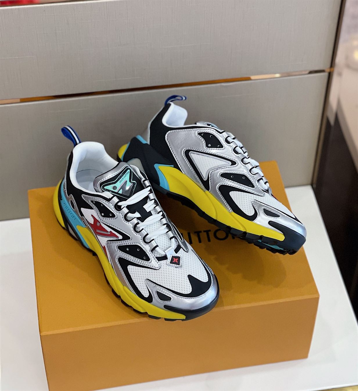 LOUIS VUITTON RUNNER TATIC SNEAKER - LVS025