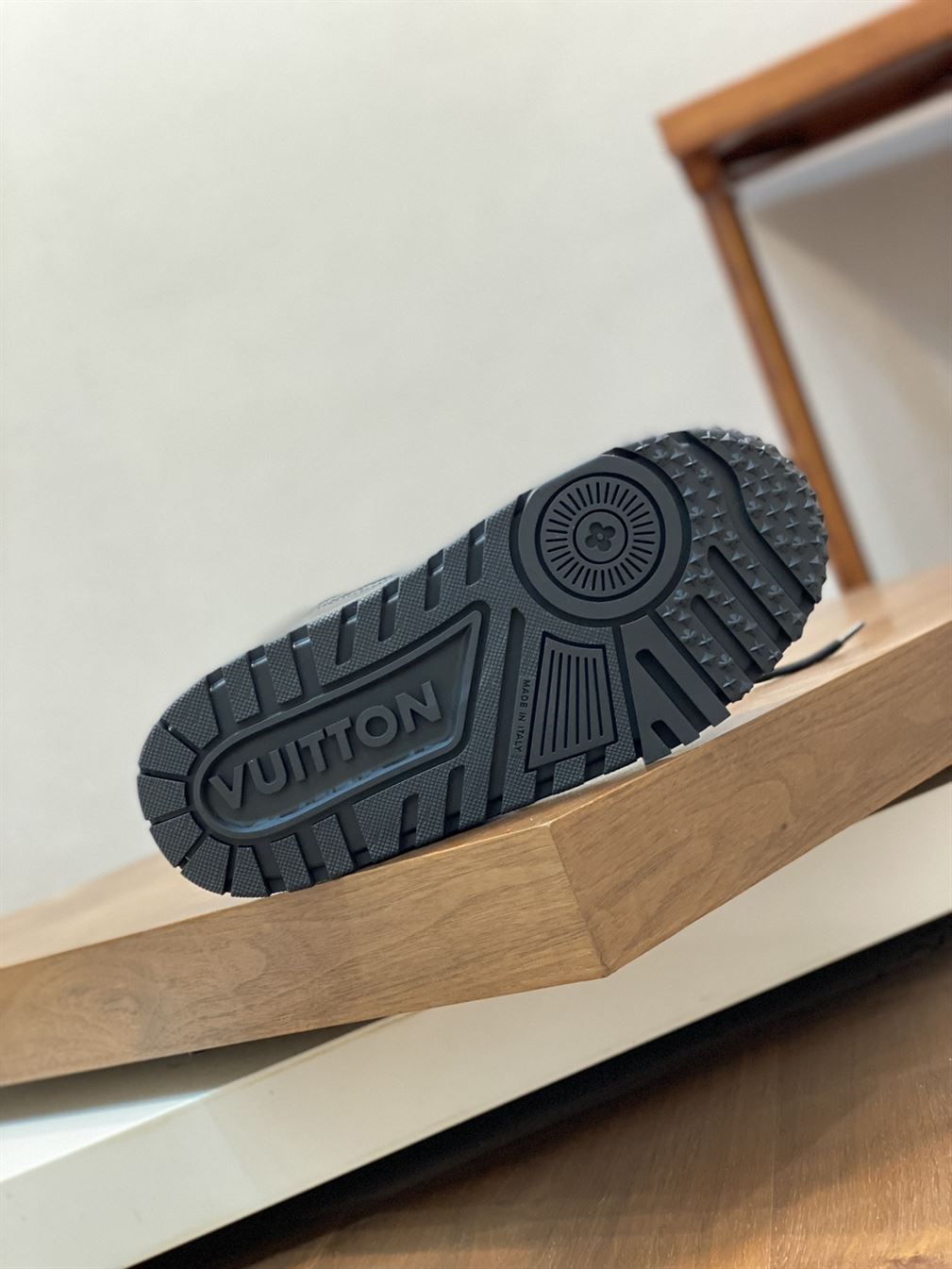 LOUIS VUITTON SS24 SNEAKER - LVS162