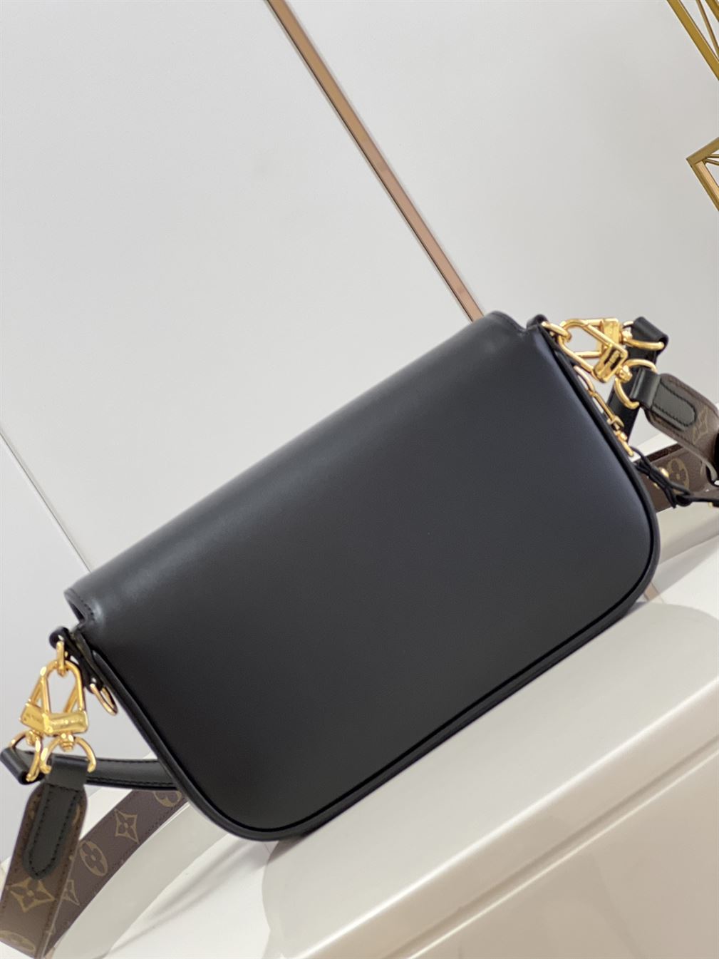 LOUIS VUITTON SWING BAG Black