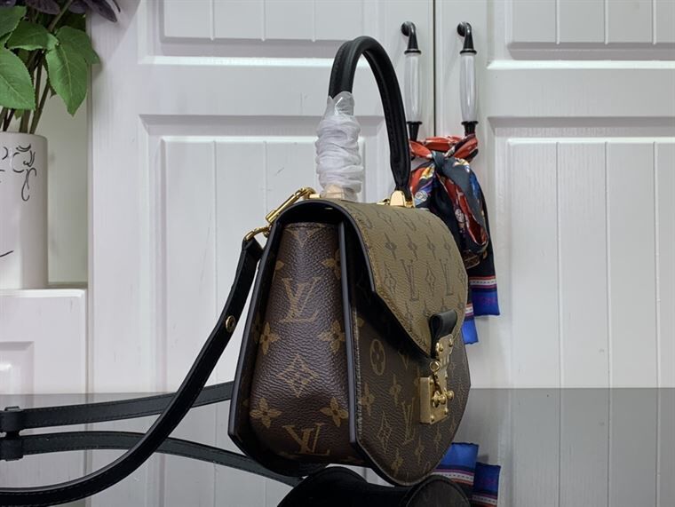 LOUIS VUITTON TILSITT MONOGRAM CANVAS