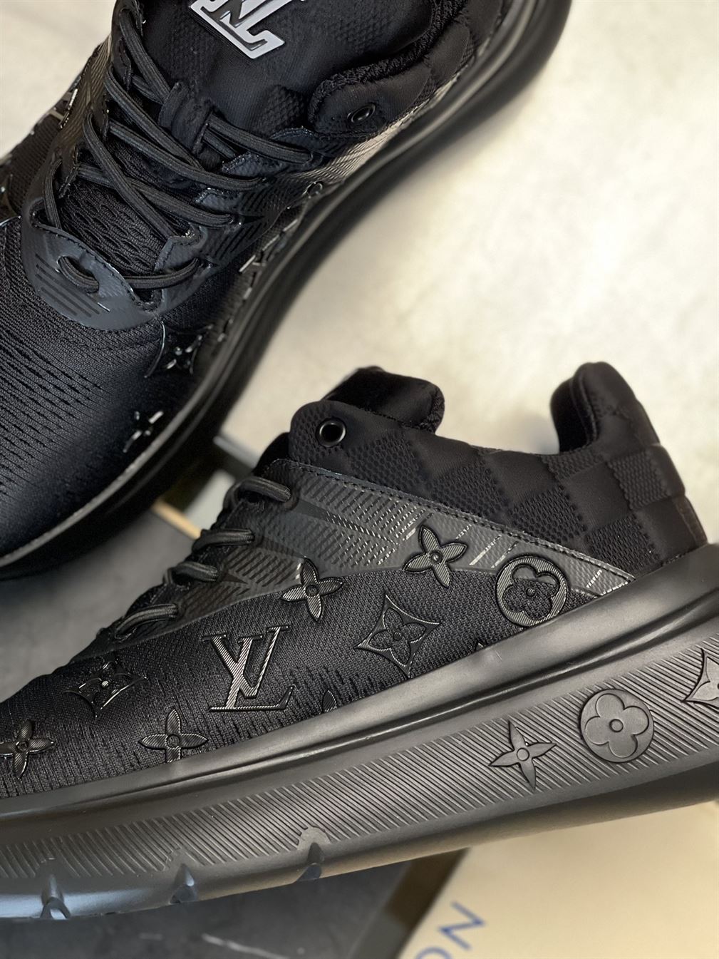 LOUIS VUITTON TRAINER SNEAKER - LVS081