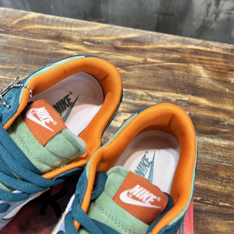 OTOMO KATSUHIRO X NIKE SB DUNK LOW SNEAKER - NSN003