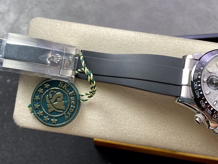 ROLEX OYSTER PERPETUAL SUPERLATIVE CHRONOMETER OFFICIALLY CERTIFIED