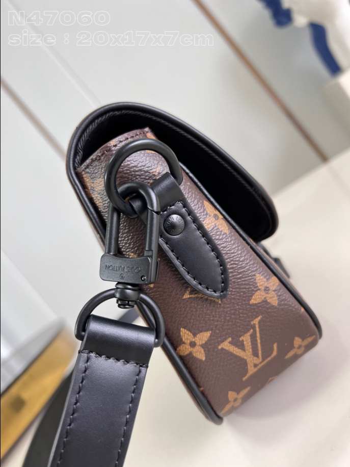 Louis Vuitton Montsouris Messenger PM Noir Bag