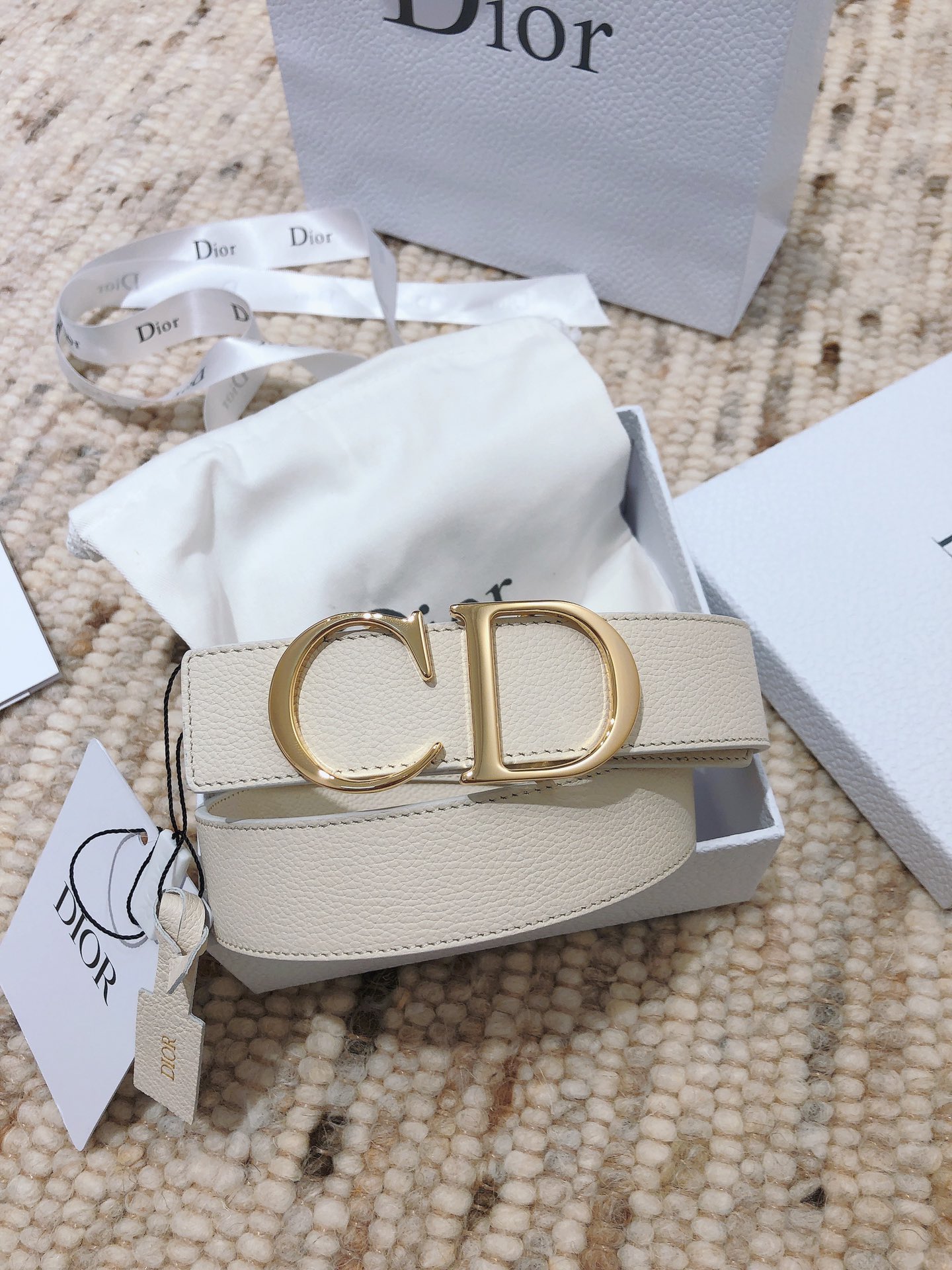 Christian Dior 30 Montaigne Reversible In White - DB027 Christian Dior 30 Montaigne Reversible In White