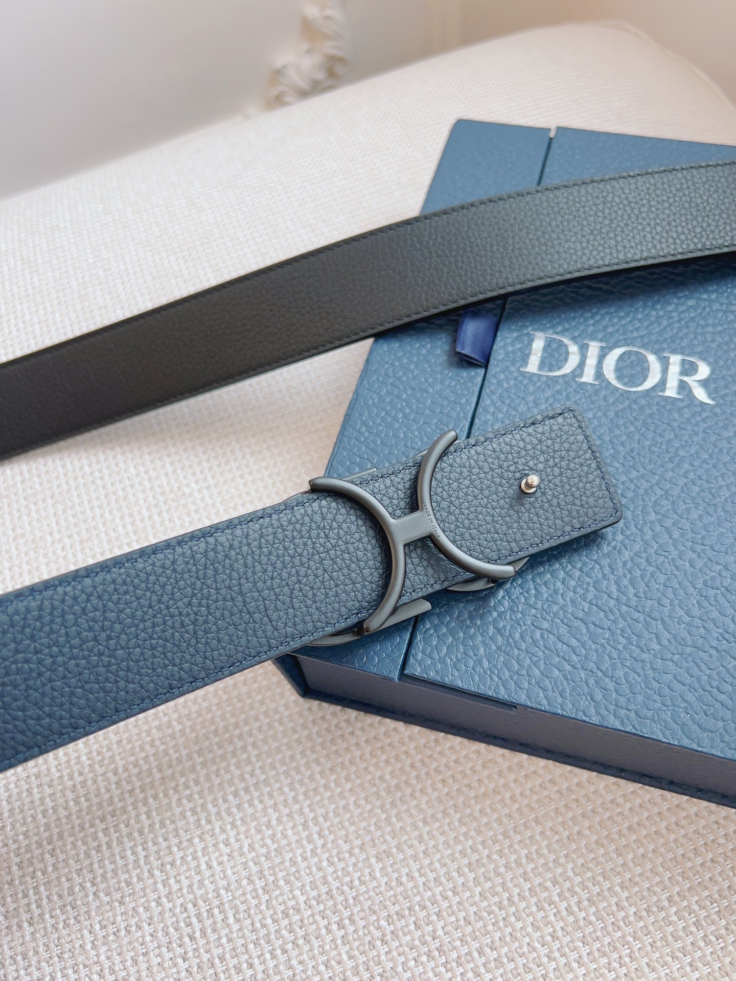 CHRISTIAN DIOR MEN REVERSIBLE GRAINED CALFSKI LEATHER BELT- DB007 CHRISTIAN DIOR MEN REVERSIBLE GRAINED CALFSKI LEATHER BELT