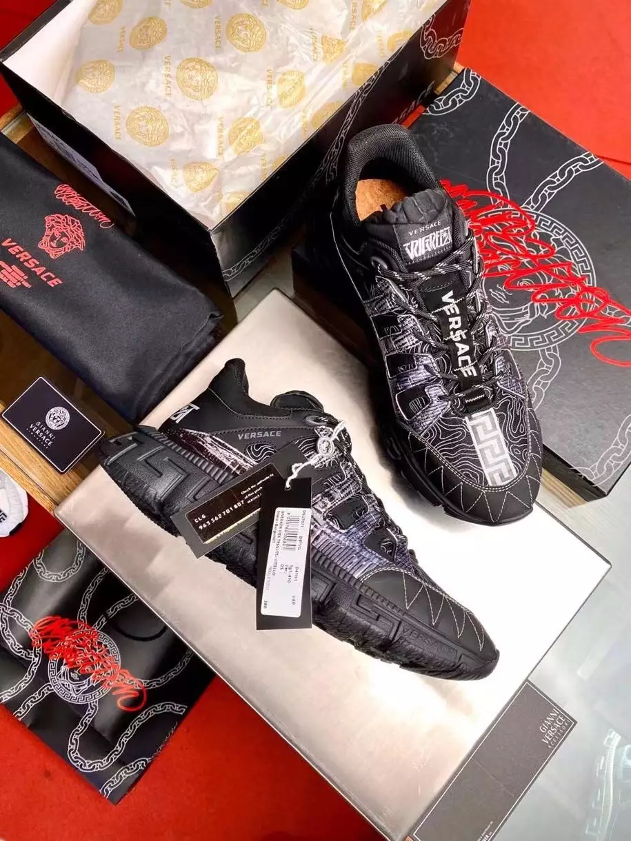 VERSACE WOMEN'S BLACK TRIGRECA SNEAKERS - VSS021