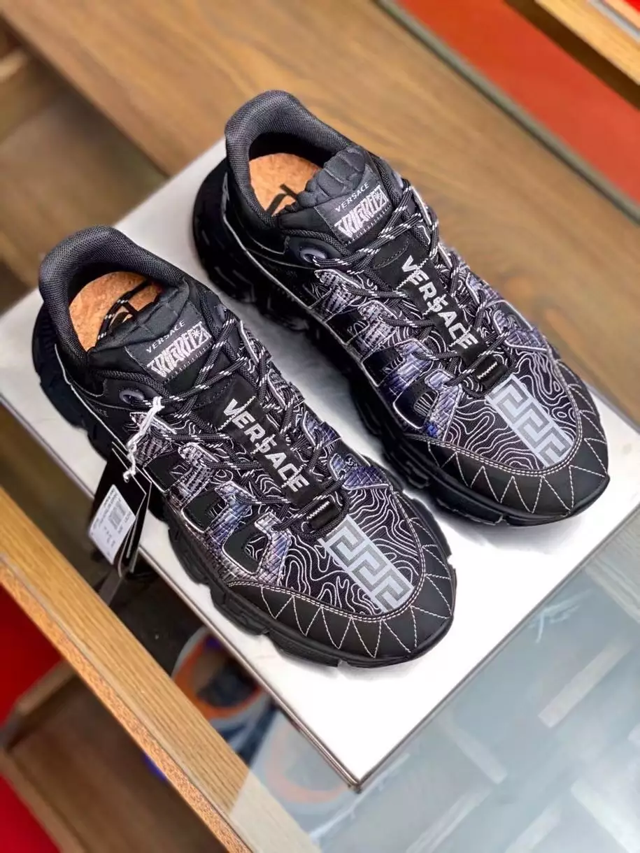 VERSACE WOMEN'S BLACK TRIGRECA SNEAKERS - VSS021