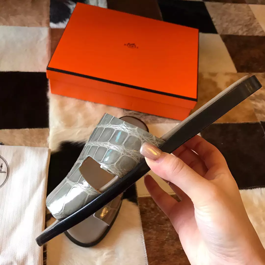 HERMES MEN'S IZMIR SANDALS IN GREY SHINY NILOTICUS CROCODILE LEATHER - HMSD032