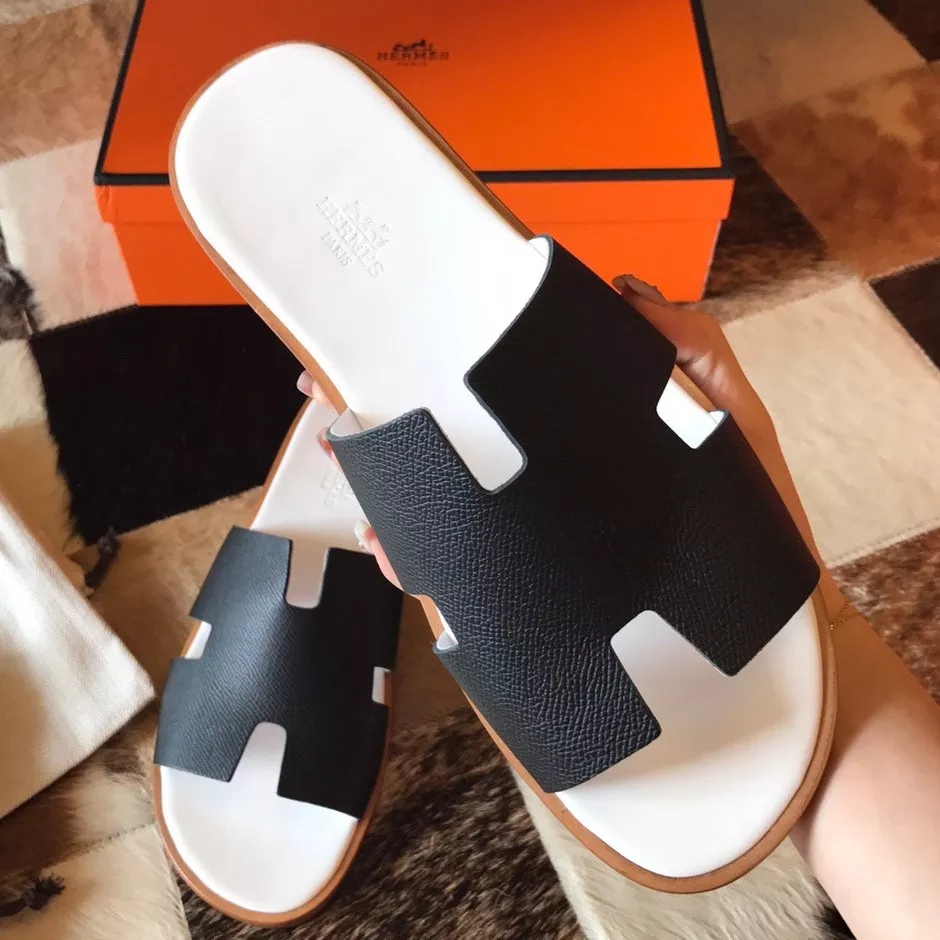 HERMES MEN'S IZMIR SANDALS IN NOIR EPSOM CALFSKIN - HMSD029