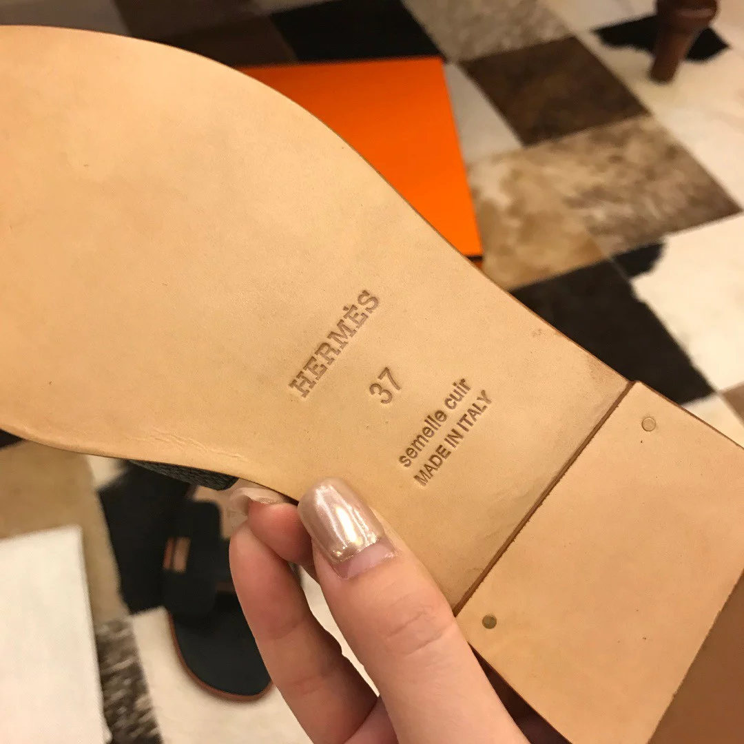 HERMES ORAN SLIDE SANDALS IN BLACK CLEMENCE LEATHER - HMSD104