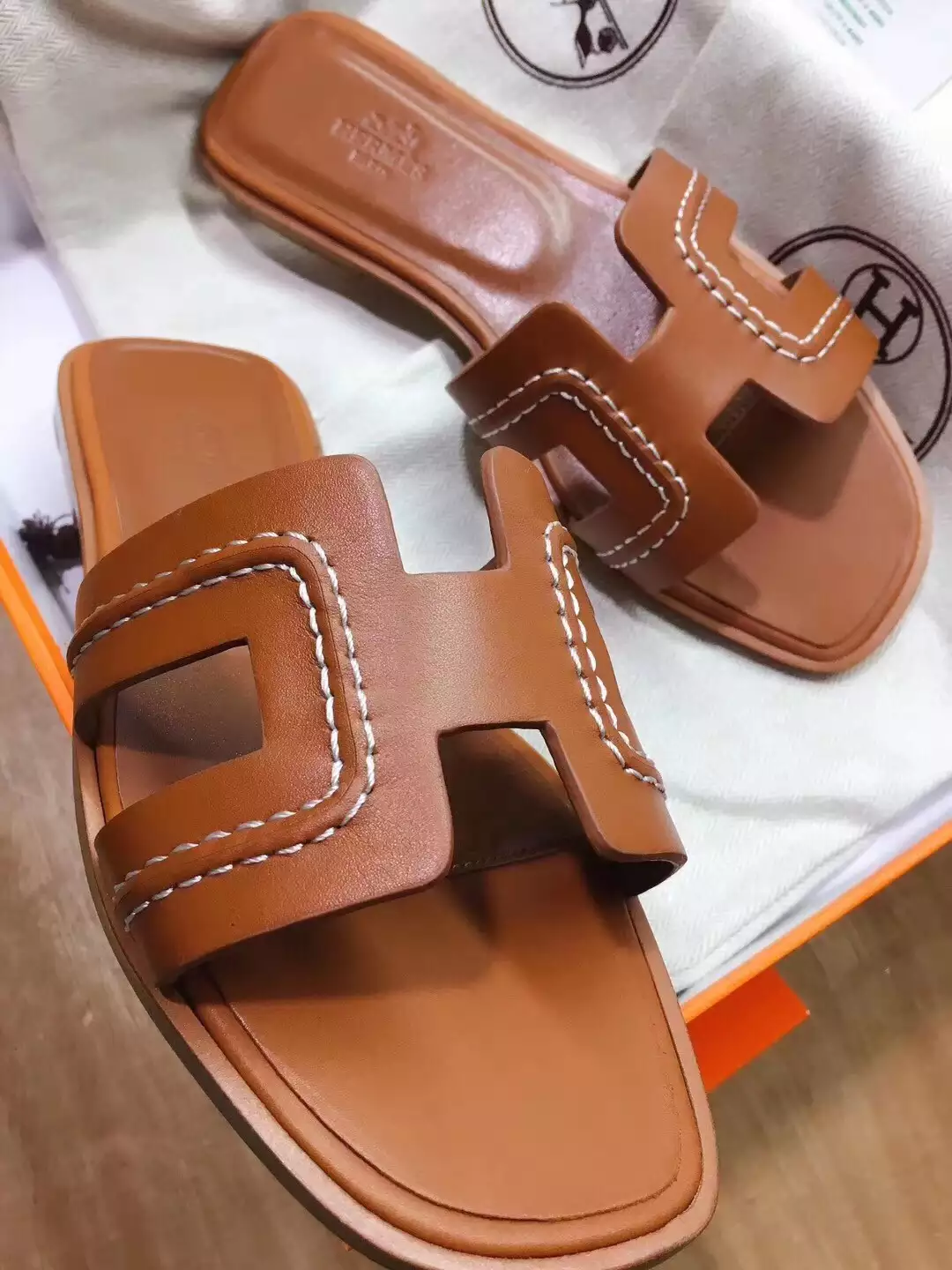 HERMES ORAN SLIDE SANDALS IN BROWN LEATHER WITH STITCHED - HMSD043