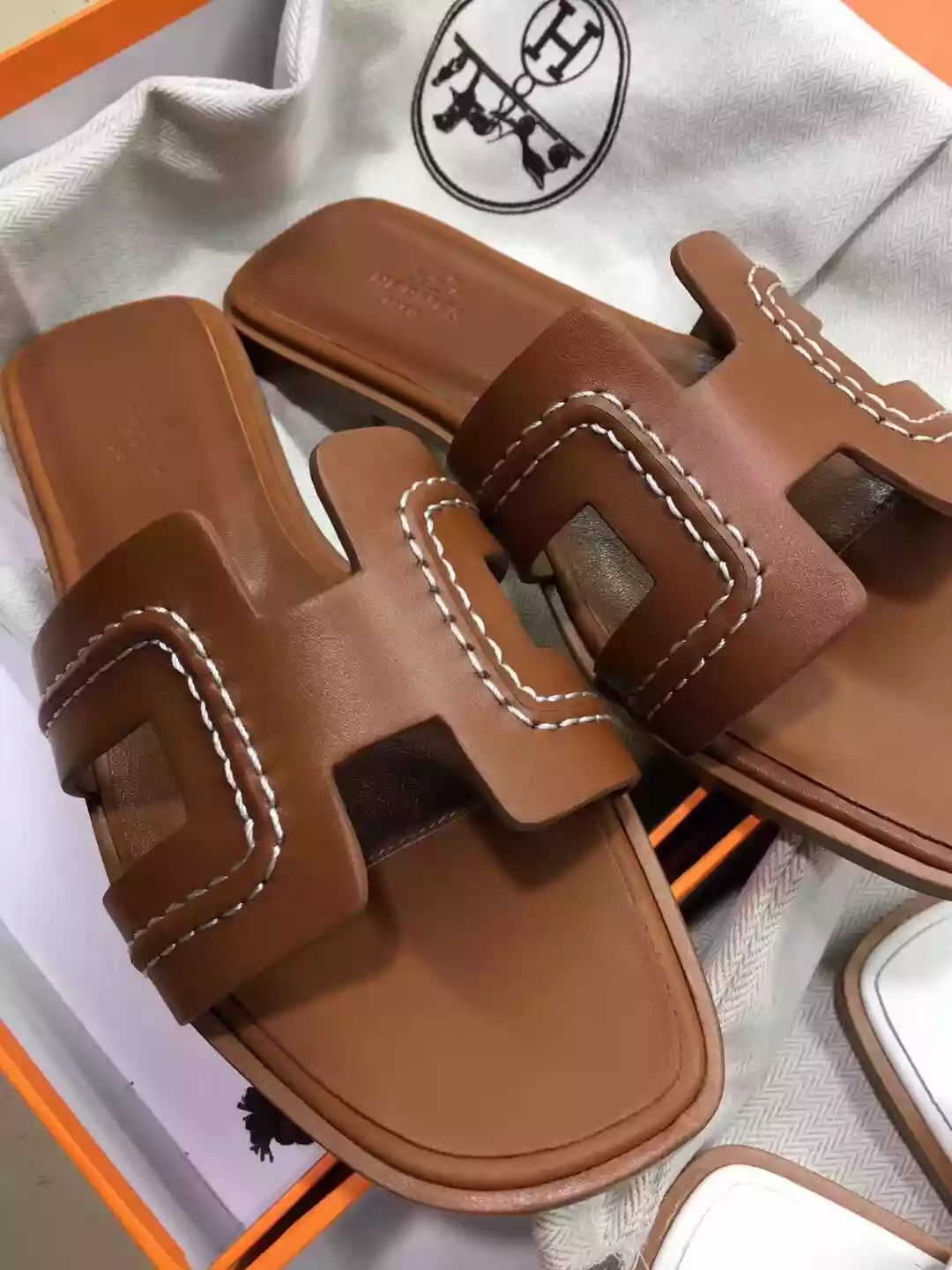 HERMES ORAN SLIDE SANDALS IN BROWN LEATHER WITH STITCHED - HMSD043