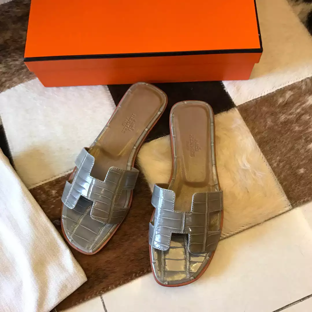 HERMES ORAN SLIDE SANDALS IN GREY SHINY NILOTICUS CROCODILE SKIN - HMSD052