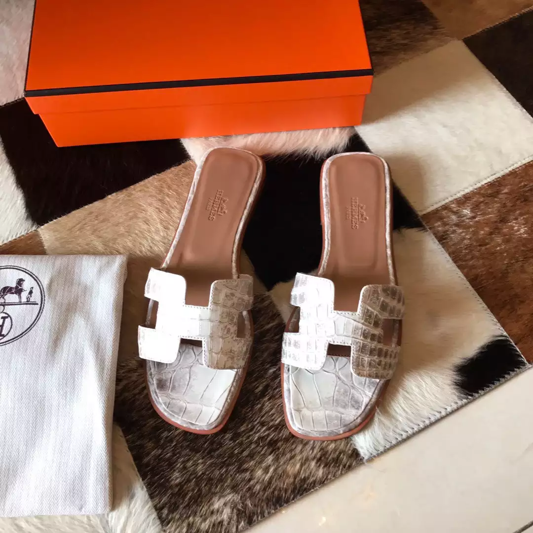 HERMES ORAN SLIDE SANDALS IN HIMALAYA NILOTICUS CROCODILE SKIN - HMSD059