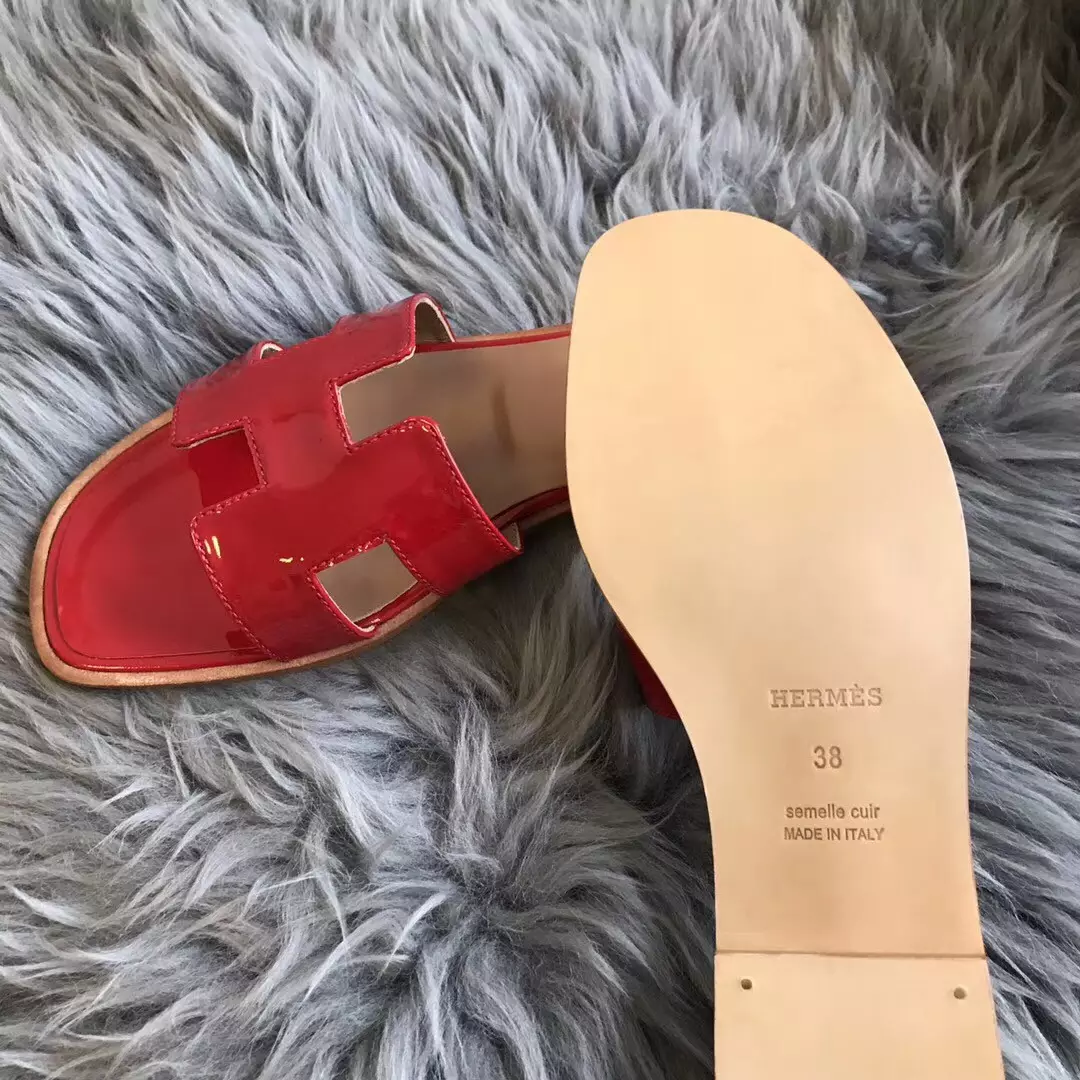 HERMES ORAN SLIDE SANDALS IN RED PATENT CALFSKIN - HMSD084