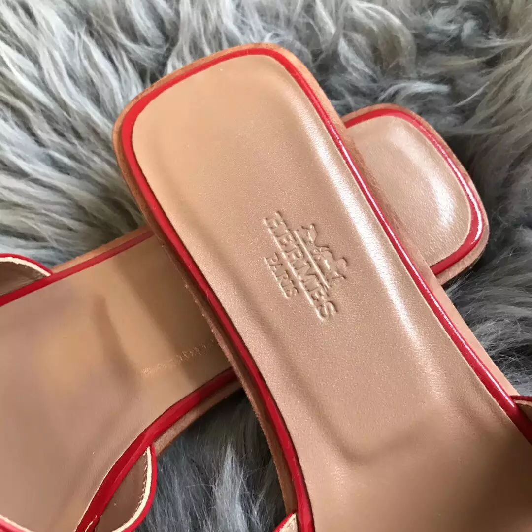 HERMES ORAN SLIDE SANDALS IN RED PATENT CALFSKIN - HMSD084